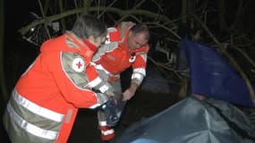 BFMTV a suivi une équipe de la Croix-Rouge en maraude dans le bois de Vincennes, à l'est de Paris.