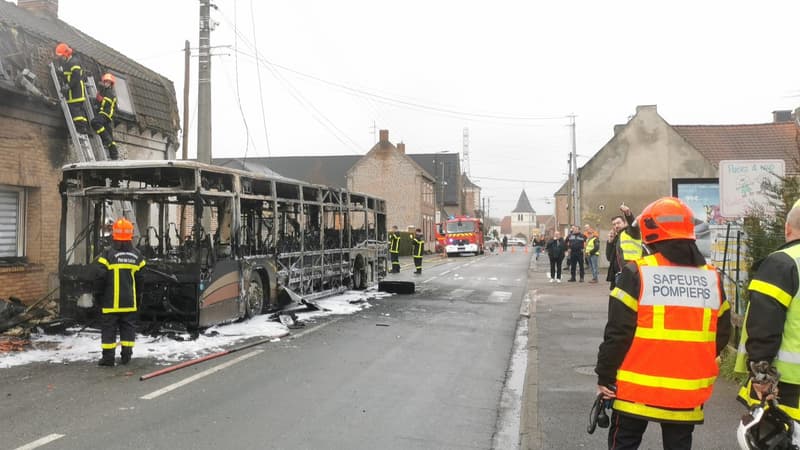 Pas-de-Calais: un bus prend feu à Labourse, les flammes se propagent à la façade de deux habitations