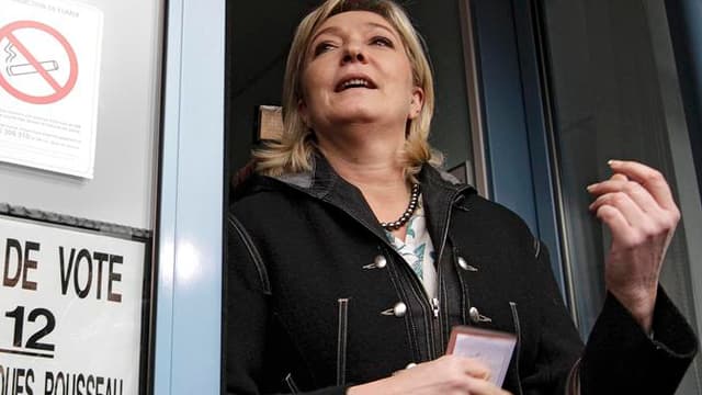 Marine Le Pen, ici à Henin-Beaumont a appelé dimanche soir à construire une nouvelle opposition qui "tranche idéologiquement" et qui soit "digne de confiance" après la victoire de François Hollande sur Nicolas Sarkozy. /Photo prise le 6 mai 2012/REUTERS/P