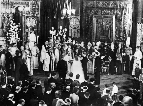 Elizabeth II marries Philip Mountbatten in Westminster. 