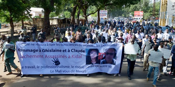 Marche des journalistes maliens en hommage à leurs confrères français assassinés, lundi à Bamako. Marche des journalistes maliens en hommage à leurs confrères français assassinés, lundi à Bamako.