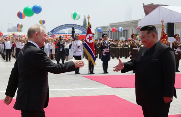 Le dirigeant nord-coréen Kim Jong Un serre la main du président russe Vladimir Poutine lors d'une cérémonie de bienvenue sur la place Kim Il Sung à Pyongyang, le 19 juin 2024