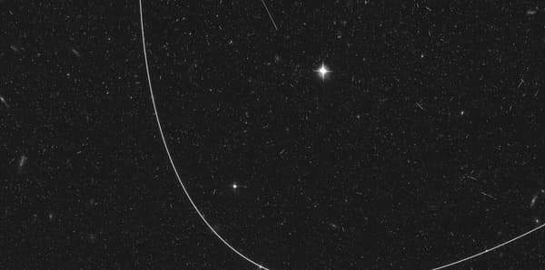 Une photographie prise par le télescope Hubble polluée par une trainée d'un satellite.
