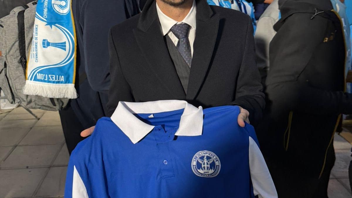 Pablo Longoria avec un maillot offert par des fans de l'OM venus de Dubaï avant le Trophée des champions, le 8 janvier 2026 Pablo Longoria avec un maillot offert par des fans de l'OM venus de Dubaï avant le Trophée des champions, le 8 janvier 2026