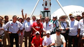 Les mineurs chiliens posent devant la nacelle qui les a sortis de leur mine