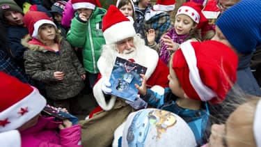 Si la venue du Père Noël, et la distribution de cadeaux, enchantent en premier lieu les enfants, ce sont surtout leurs parents qui sont visés