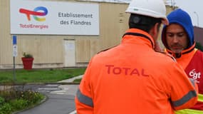 Grève: des grévistes devant le site Total des Flandres près de Dunkerque