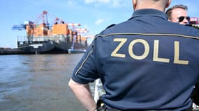 Un agent de la douane allemande au port d'Hambourg, le 3 juin 2025.