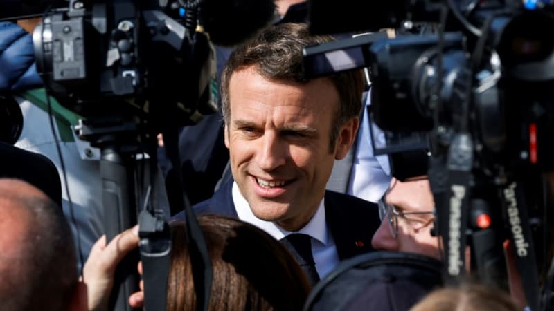 Présidentielle: Emmanuel Macron se défend de mener une politique de droite