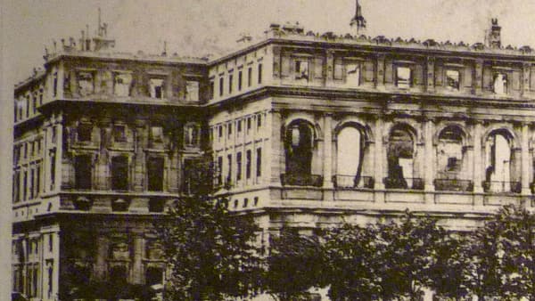 En 1871, le bâtiment est incendié.