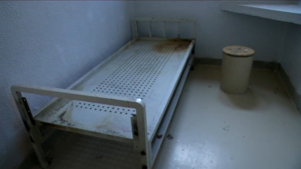 Les cellules de la prison de la Santé avant travaux. Les cellules de la prison de la Santé avant travaux.