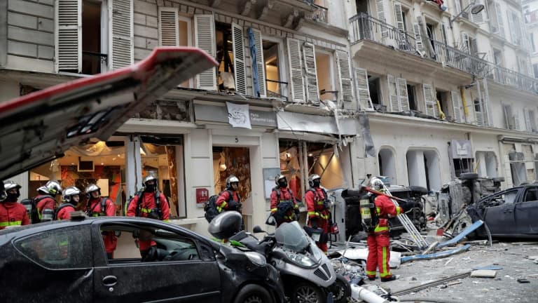 Des pompiers sur le site de l'explosion d'une boulangerie à l'angle des rues Saint-Cécile et de Trévise, le 12 janvier 2019 à Paris