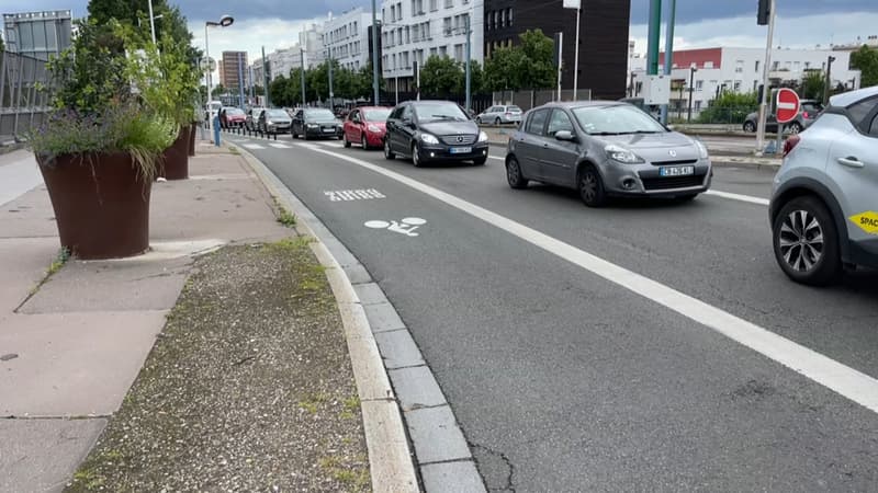 Boulogne-Billancourt: une piste cyclable utilisée par "des livreurs, des voitures", les cyclistes en colère