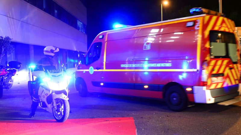 Véhicule de pompiers devant les urgences (illustration)