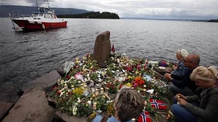 La police norvégienne a mis fin jeudi à ses opérations de recherche de corps autour de l'île d'Utoya, où 68 personnes, des jeunes participant à l'université d'été du Parti travailliste, ont été tuées vendredi dernier. /Photo prise le 26 juillet 2011/REUTE