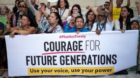 Des militants devant les bureaux des Nations unies à Genève (Suisse) le 13 août 2025, lors des derniers jours de négociations autour du projet d'un traité international de lutte contre la pollution plastique.