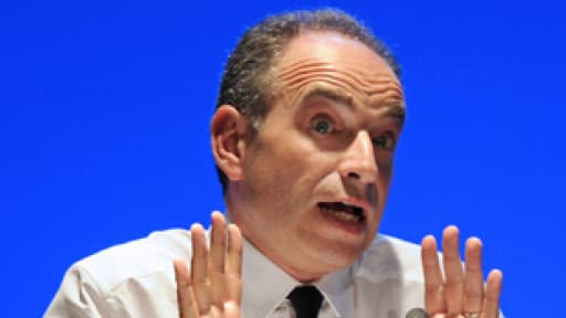 Le président de l'UMP dénonce le "problème de cohérence" du gouvernement.