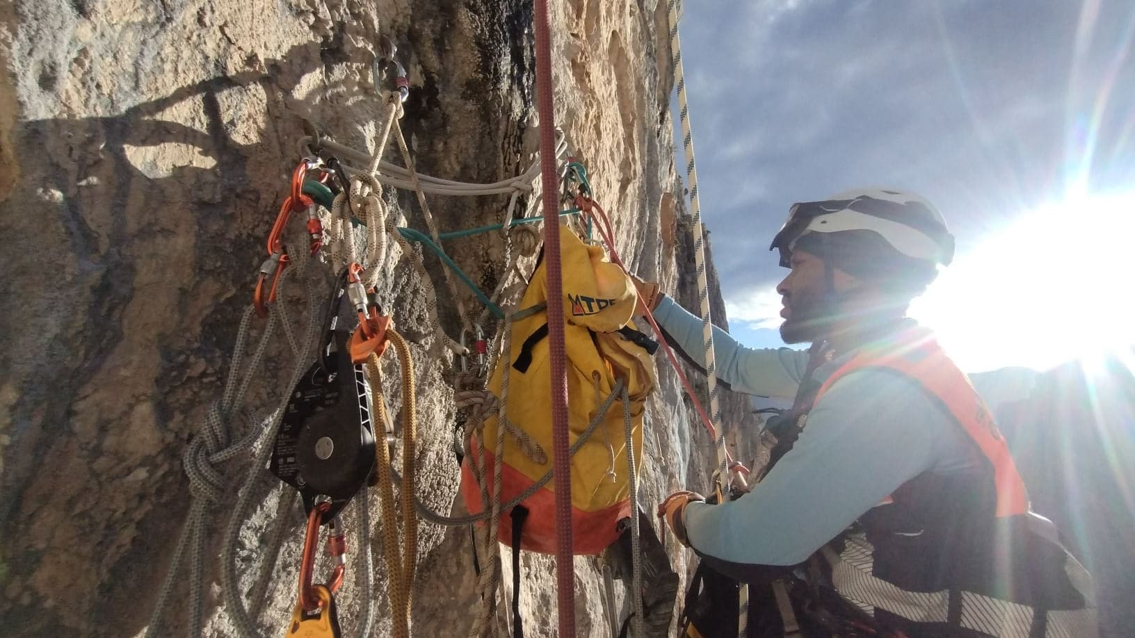 Un guide en escalade en difficulté à Aiglun (Alpes-Maritimes) le 27 novembre 2023. Un guide en escalade en difficulté à Aiglun (Alpes-Maritimes) le 27 novembre 2023.