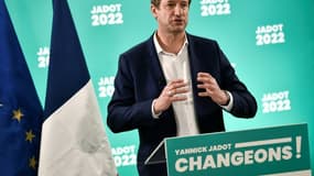 Le candidat EELV à la présidentielle Yannick Jadot s'exprime lors d'une conférence de presse le 2 février 2022 à Paris 