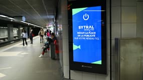 La dépose des panneaux numériques publicitaires doit s'effectuer au cours des deux prochains mois, selon Sytral Mobilités. 