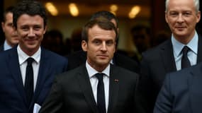 Le nouveau porte-parole du gouvernement Benjamin Griveaux (gauche), Emmanuel Macron et le ministre de l'Economie Bruno Le Maire (droite) à la sortie du ministère de l'Economie à Paris, le 21 novembre 2017