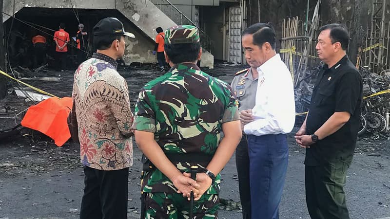 Le président indonésien (deuxième à droite) sur les lieux d'une des attaques suicide le 13 mai 2018