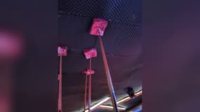 Les mousses acoustiques du bar "Le Constellation" de Crans-Montana (Suisse) tenues par des queues de billard et des paquets de serviettes en raison de leur mauvais état, en décembre 2025.