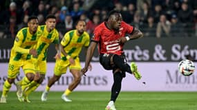 Arnaud Kalimuendo tire un pénalty contre Nantes avec Rennes, le 18 avril 2025