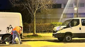 Vue du lieu de la collision entre un scooter et un véhicule de police survenue le 13 mars 2024 à Aubervilliers, au nord de Paris