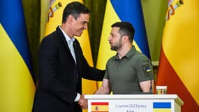 Le Premier ministre espagnol Pedro Sanchez rencontre Volodymyr Zelensky à Kiev, en Ukraine, le 1er juillet 2023