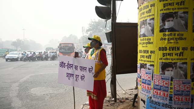 Des volontaires alertent les automobilistes sur les consignes données par le gouvernement à cause de la pollution à New Delhi, lundi 4 novembre 2019.