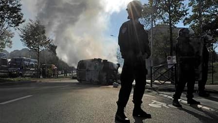 La tentative de blocage du lycée Joliot-Curie à Nanterre a dégénéré en affrontements entre des jeunes extérieurs à l'établissement et les forces de l'ordre. Quatre véhicules ont été incendiés, plusieurs autres dégradés et des abribus ont été détruits, sel