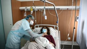 Le docteur Rachid Sehouane avec une patiente à l'hôpital de Gonesse, le 22 octobre 2020