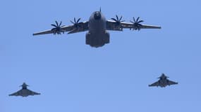 Un Airbus A400M en formation avec un Eurofighter Typhoon et un Rafale, lors du Défilé du 14 Juillet 2013.