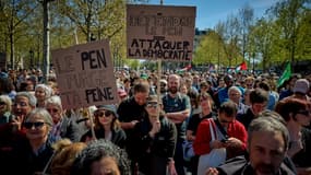 Rassemblement contre l'extrême droite, organisé par le parti de gauche La France Insoumise (LFI) et Les Ecologistes, place de la République à Paris, le 6 avril 2025
