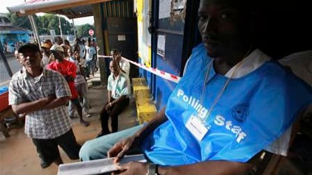 Bureau de vote à Monrovia. Les violences qui ont éclaté lundi dans la capitale du Liberia et l'appel au boycott lancé par l'adversaire de la présidente sortante Ellen Johnson-Sirleaf ont jeté une ombre sur le second tour de l'élection présidentielle, qui