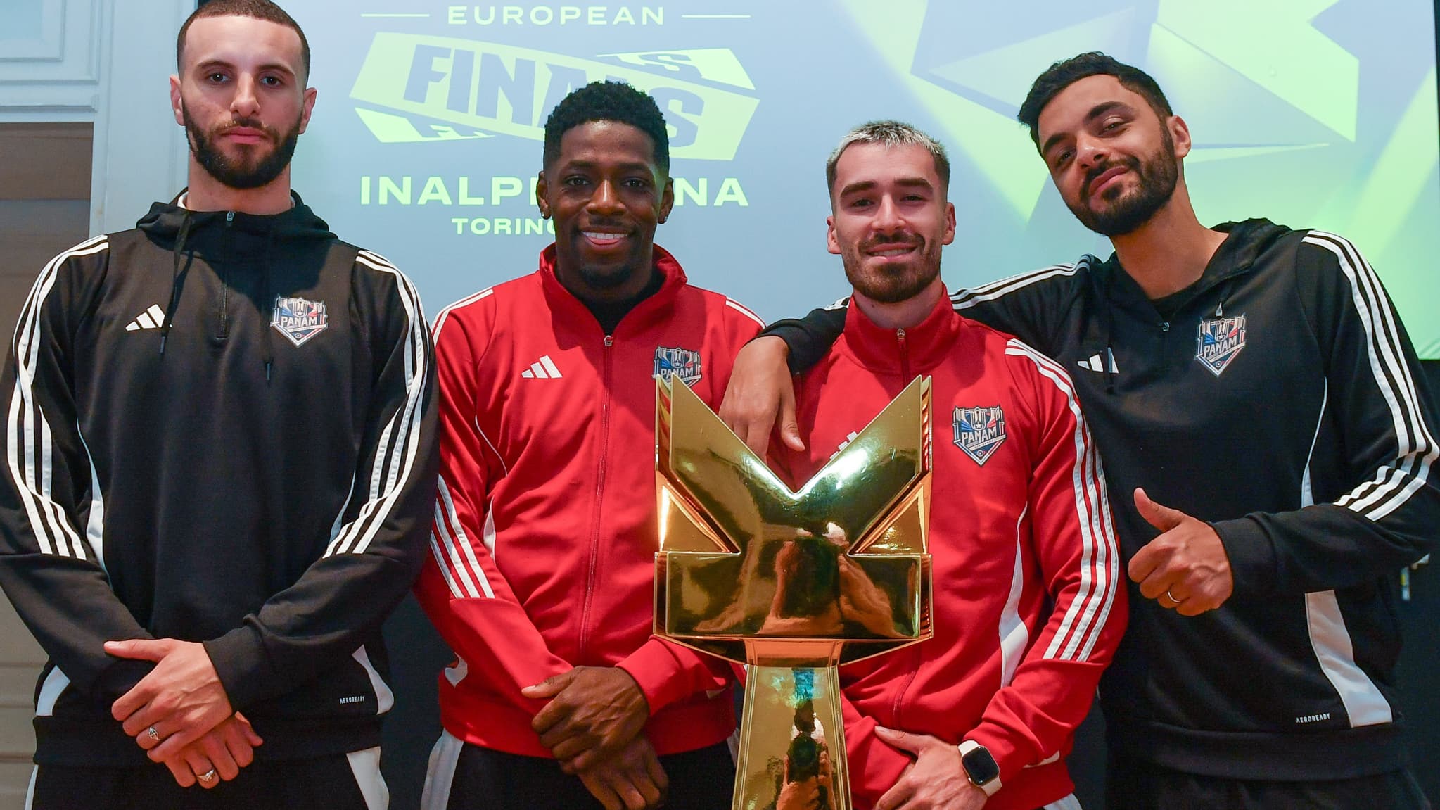 Pfut et l'équipe de Panam All Starz avant la finale de la Kings League France, le 21 mai 2025 à Turin Pfut et l'équipe de Panam All Starz avant la finale de la Kings League France, le 21 mai 2025 à Turin