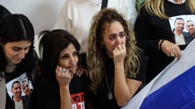 Des proches de l'otage israélien Eli Sharabi suivent en direct sa libération dans la bande de Gaza, le 8 février 2025 à Tel-Aviv.