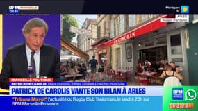 Le maire (Horizons) Patrick de Carolis vante son bilan à Arles.