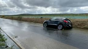 Une voiture coincée sur le bas-côté après les intempéries dans le Gard le 14 septembre