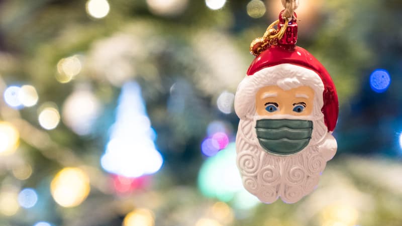 Une décoration de Noël représentant un père Noël masqué, photographiée le 17 décembre 2021, pendant la cinquième vague de Covid-19 en France.