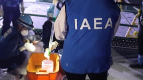 Un membre du personnel de l'Agence internationale de l'énergie atomique (AIEA) assistant à l'échantillonnage pour le rejet initial de l'eau traitée à la centrale nucléaire de Fukushima Daiichi à Okuma, dans la préfecture de Fukushima, le 23 août 2023.