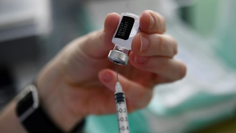 Préparation d'une dose de vaccin Pfizer-BioNtech au centre de vaccination de Brest le 11 mai 2021