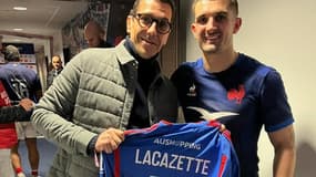 Laurent Prud'homme, le directeur général de l'Olympique lyonnais, remet le maillot d'Alexandre Lacazette au buteur des Bleus du  XV de France, Thomas Ramos.