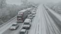 Au niveau du col de la Rossatière, en Isère, des centaines de véhicules ont été bloqués par la neige, mercredi soir.