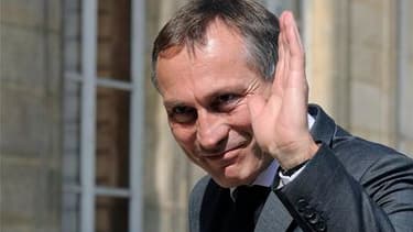 Jean-Marie Bockel, ancien socialiste rallié à Nicolas Sarkozy, abandonnera le 10 mai son écharpe de maire de Mulhouse (Haut-Rhin) à son premier adjoint, l'UMP Jean Rottner. /Photo d'archives/REUTERS/Gonzalo Fuentes
