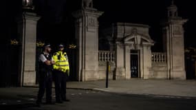 Des policiers en faction devant Buckingham Palace, le 26 août 2017. 