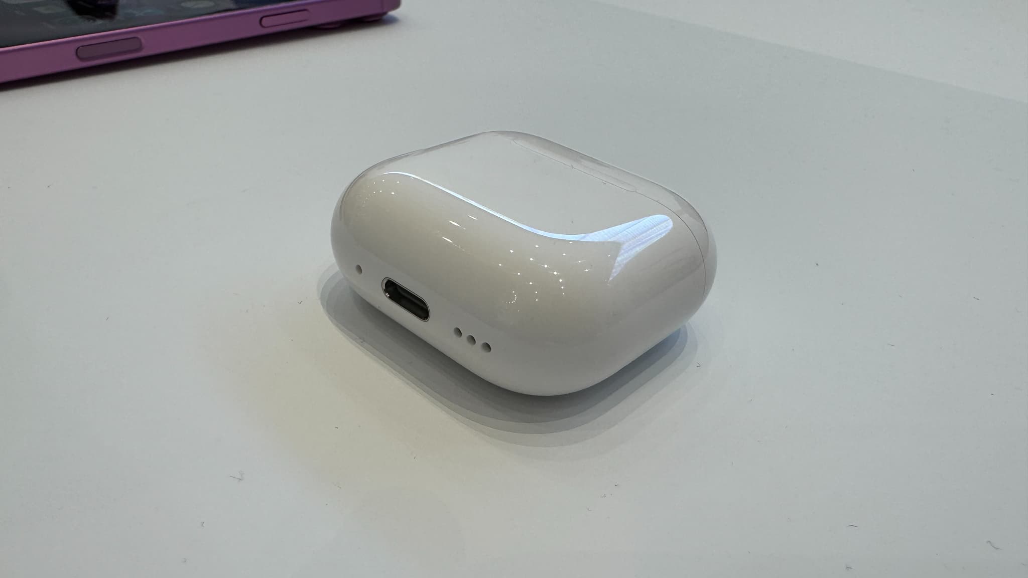 Le boîtier des  Airpods 4 se charge désormais en USB-C ou sans fil