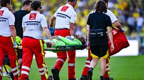 Alban Lafont sortant sur civière après un choc avec Zakaria Aboukhlal, le 13 août 2023