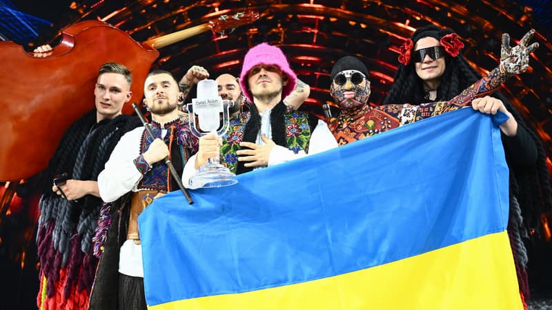 Après leur victoire à l'Eurovision, les Kalush Orchestra chantent à la frontière polonaise